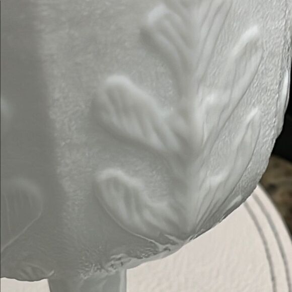 FTD Vintage Oversized 1975 Embossed Milk Glass Goblet Compote Candy Flowers - Picture 4 of 4